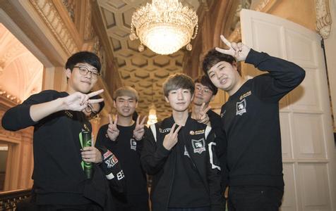 深圳男篮聘请澳大利亚教练凯利任2025-2026赛季主教练，阵容以本土核心为主，阵容实力强劲。